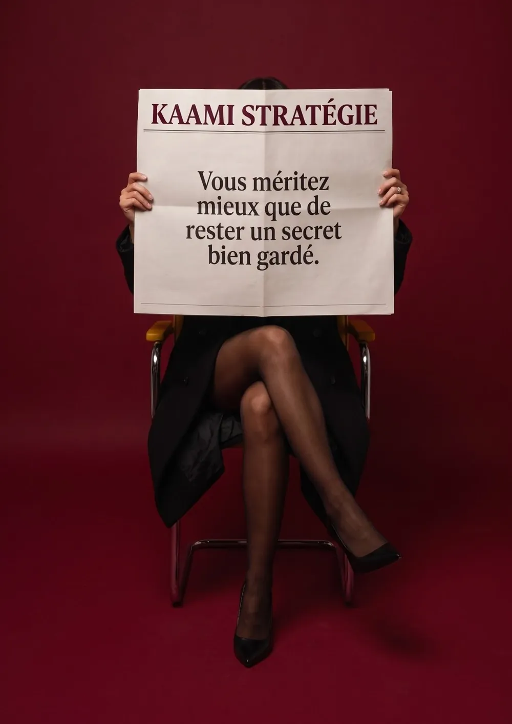Une femme assise, le visage caché derrière un journal titré : Vous méritez mieux que de rester un secret bien gardé.